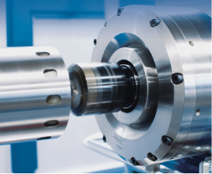 Machine processing a metal part