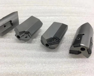 Machine processing a metal part